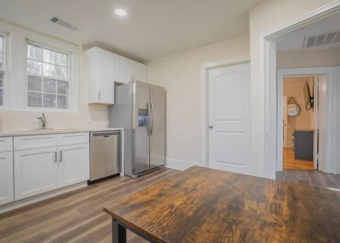 Classic City Apartment With Firepit