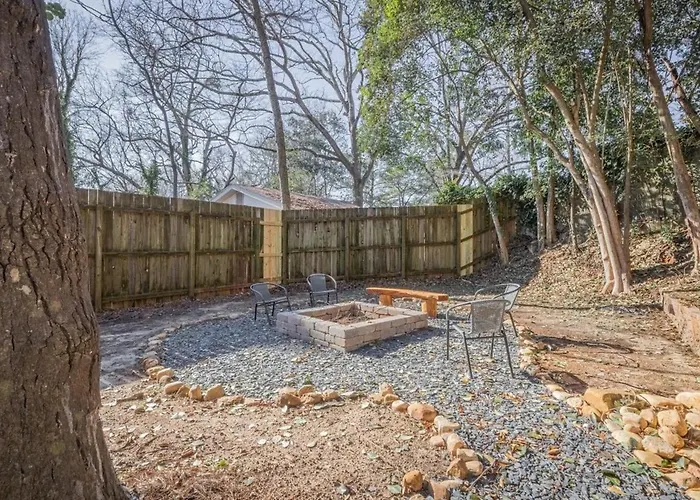 Classic City Apartment With Firepit